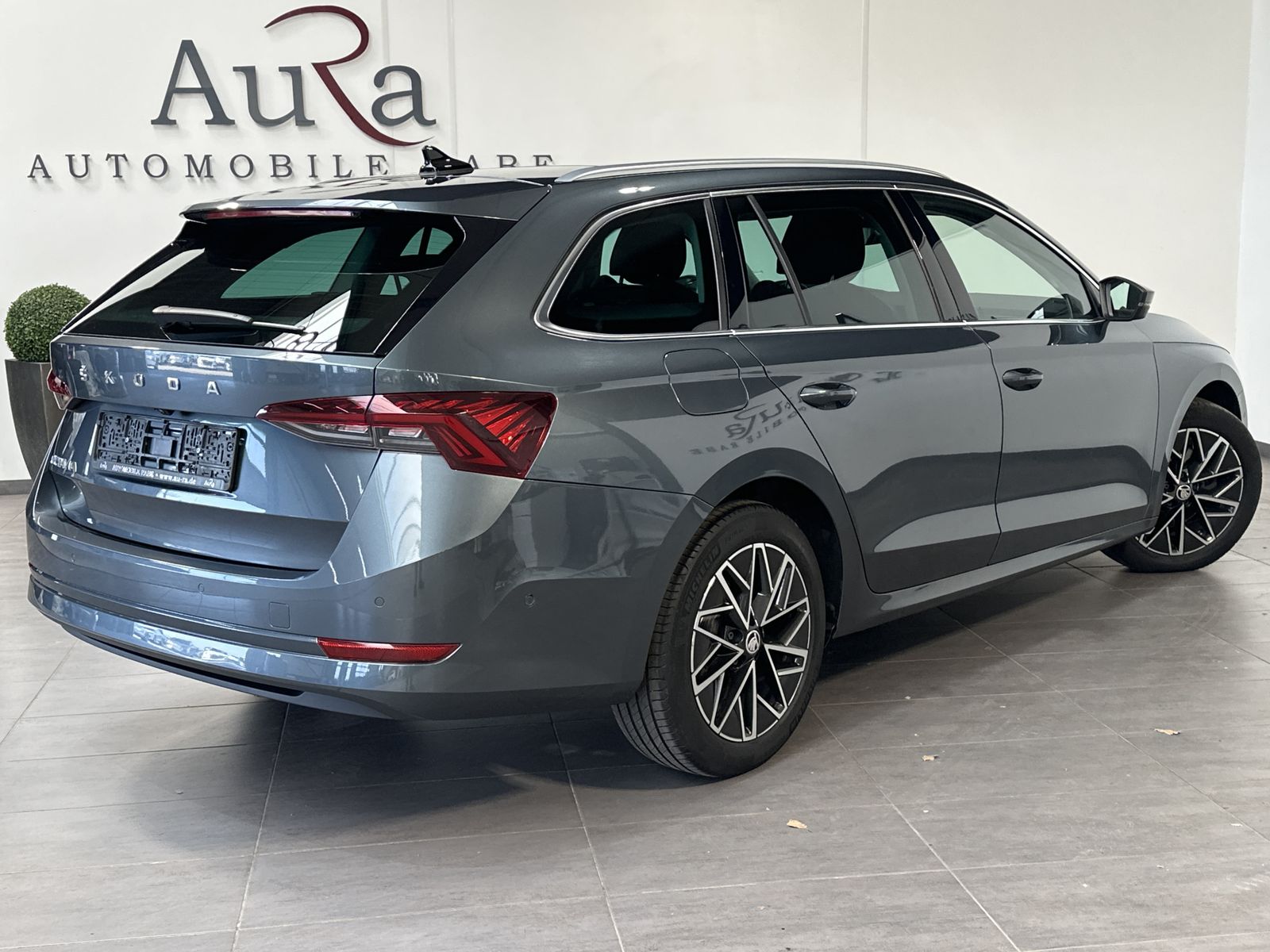 Fahrzeugabbildung SKODA Octavia Combi 2.0 TDI DSG First NAV+LED+PANO+HUD