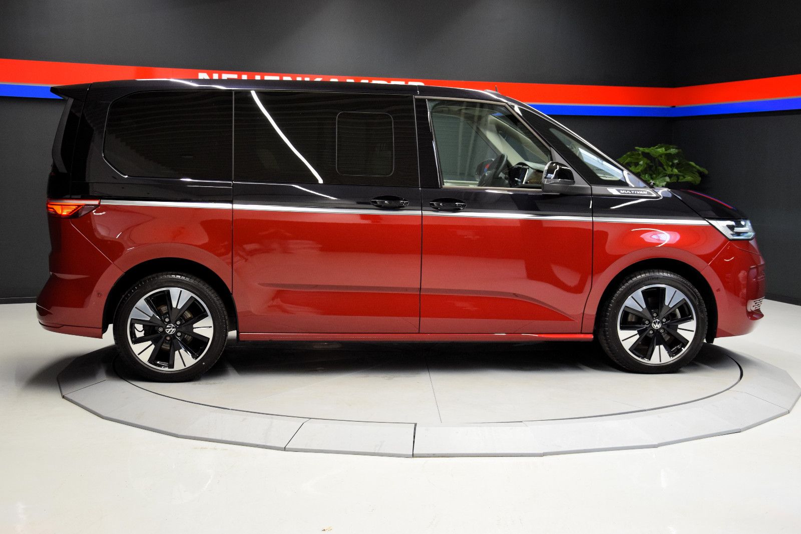 Fahrzeugabbildung Volkswagen T7 Multivan BiCol. rot/schwarz Pano HuD ACC AHK