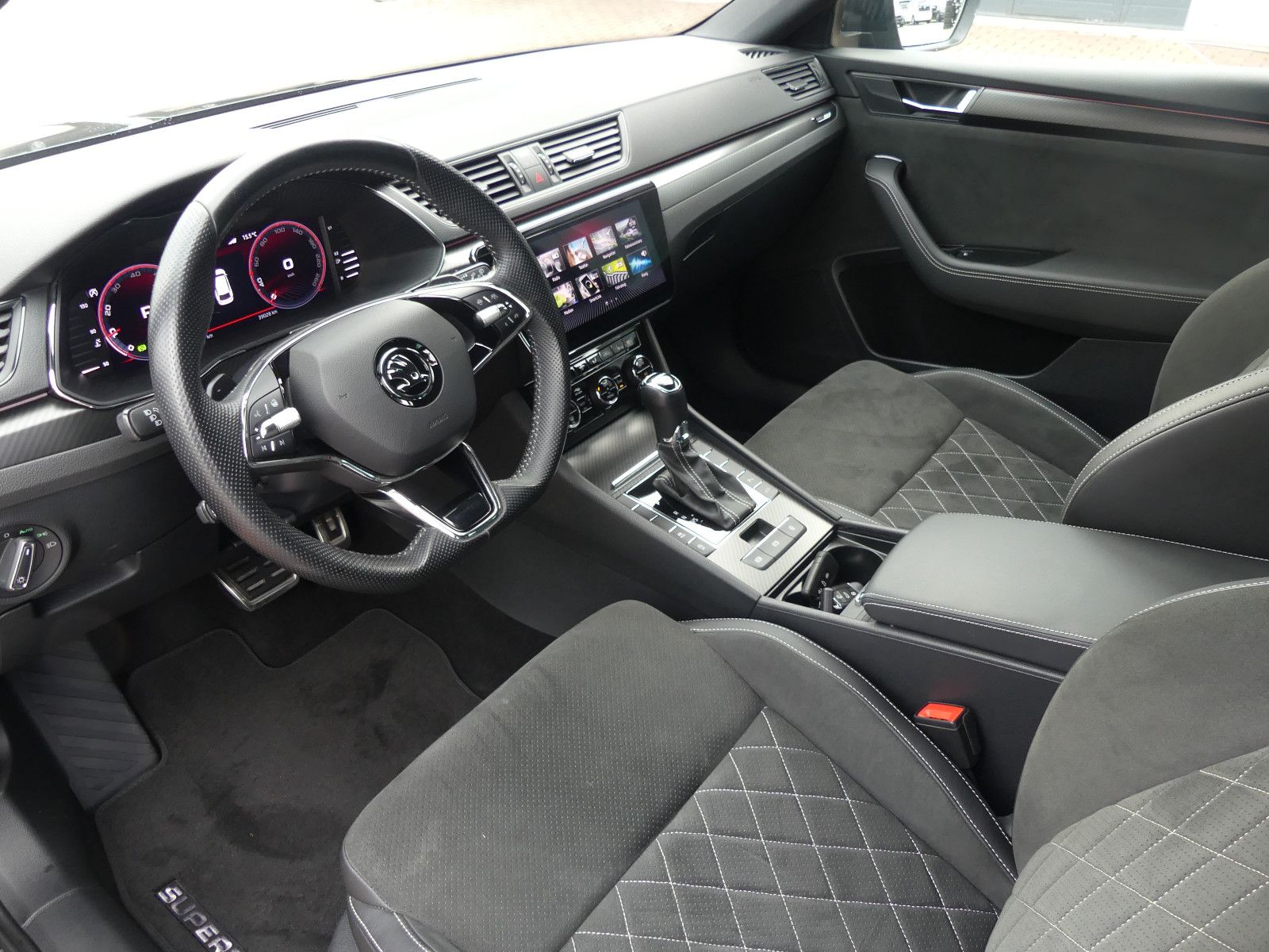 Fahrzeugabbildung SKODA Superb Combi Sportline 2,0 TDI DSG