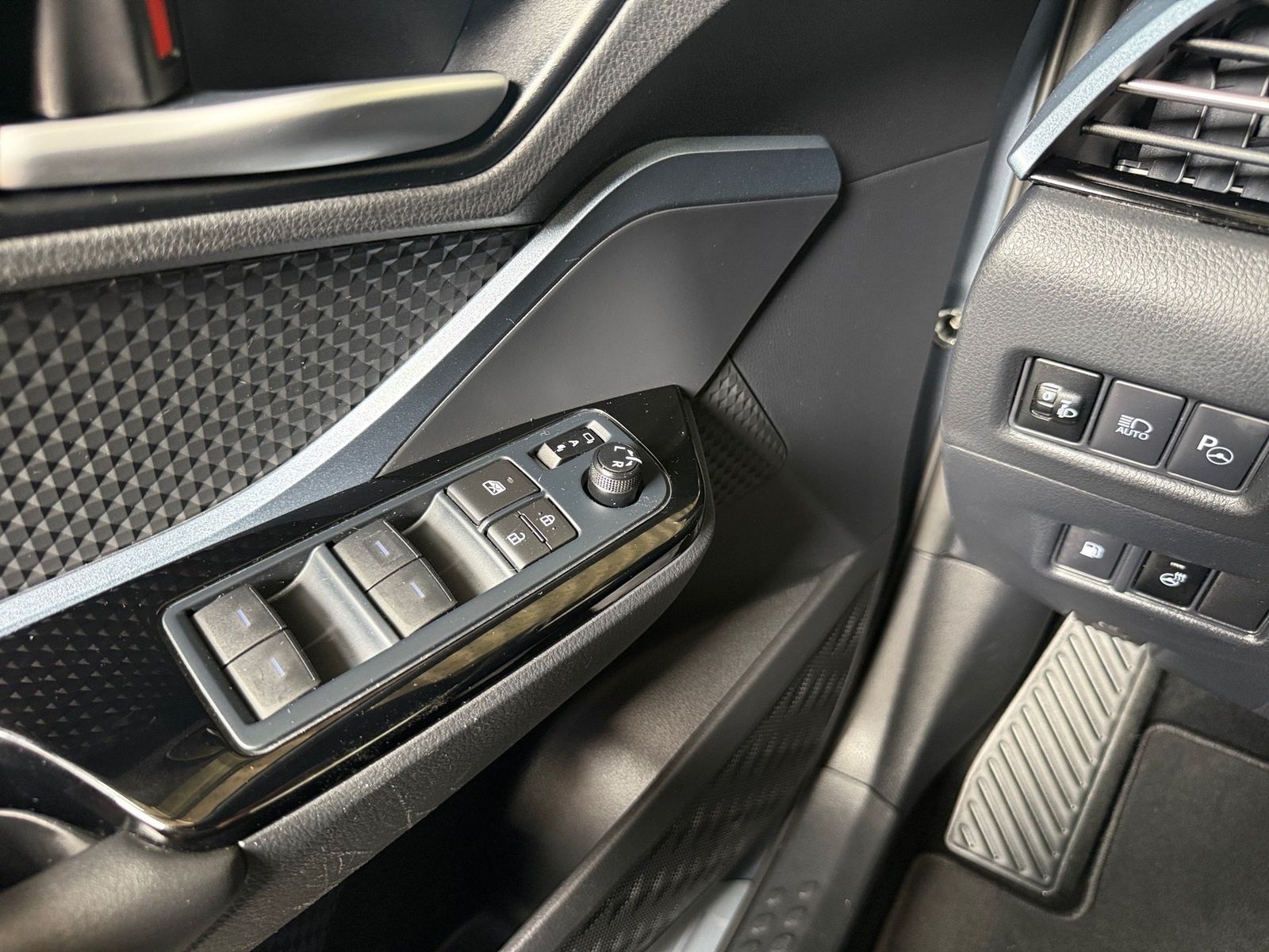 Fahrzeugabbildung Toyota C-HR 2.0 Team D Kamera,LED,Navi,PDC,SHZ
