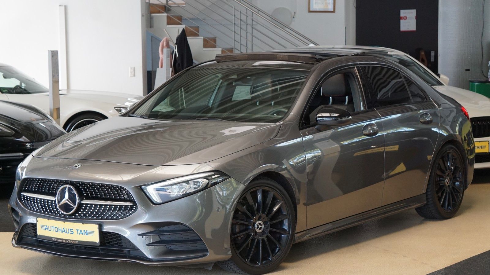 Fahrzeugabbildung Mercedes-Benz A 200 Limousine AMG LINE *PANORAMADACH*CARBON*