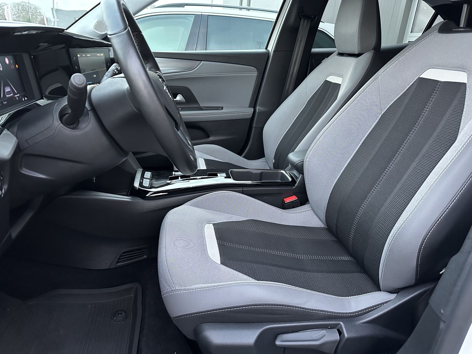 Fahrzeugabbildung Opel Mokka-e Elegance NAV+LED+ACC+SPUR+KAMERA+DAB+SHZ