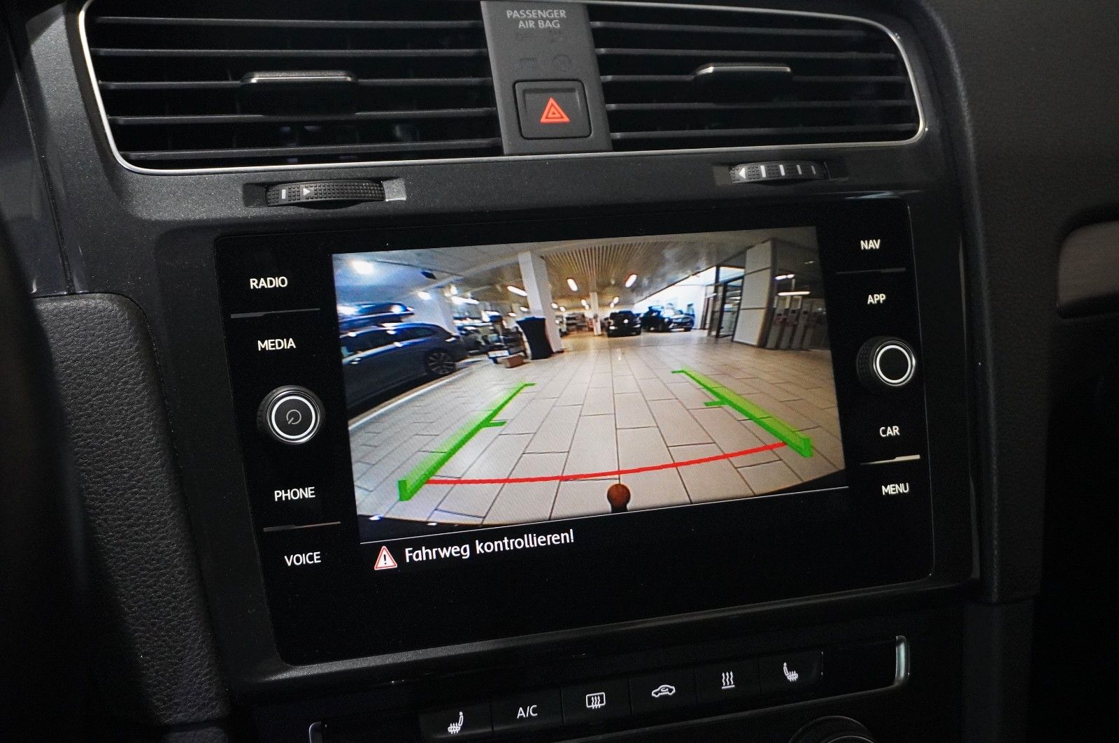 Fahrzeugabbildung Volkswagen Golf VII VARI. 2.0D COMFORT. 4M NAVI/KAMERA/AHK