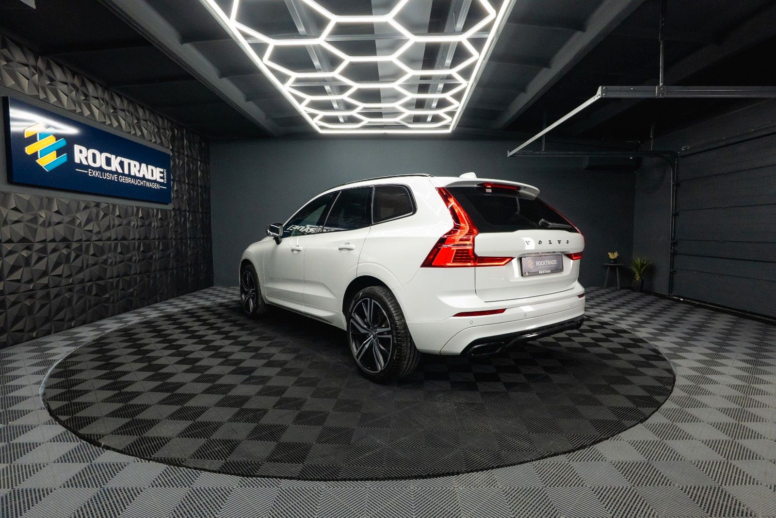 Fahrzeugabbildung Volvo XC60 R Design AWD | ACC | Pano | B&W | LED | 21`