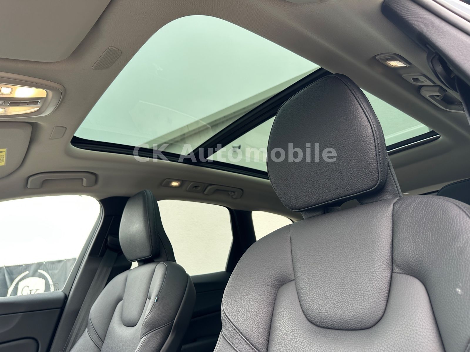 Fahrzeugabbildung Volvo XC60 B4 Plus Bright AWD/Navi/Leder/Pano/LED/Kam.