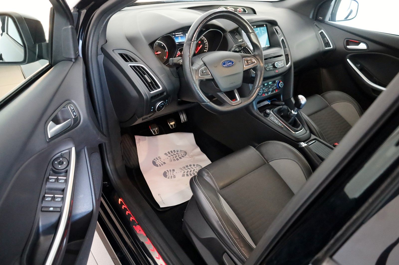 Fahrzeugabbildung Ford Focus Turnier ST Leder,Navi,Xenon,SH,PDC,SR+WR