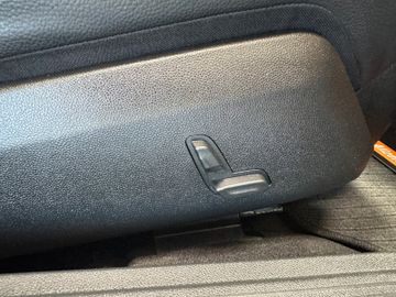 MYAUTOCENTER – Gebraucht- und Jahreswagen mit Werkstattservice in Pfaffenhofen Mercedes-Benz E 200 *AHK*Abstandstempo*Teilleder*Szhz*