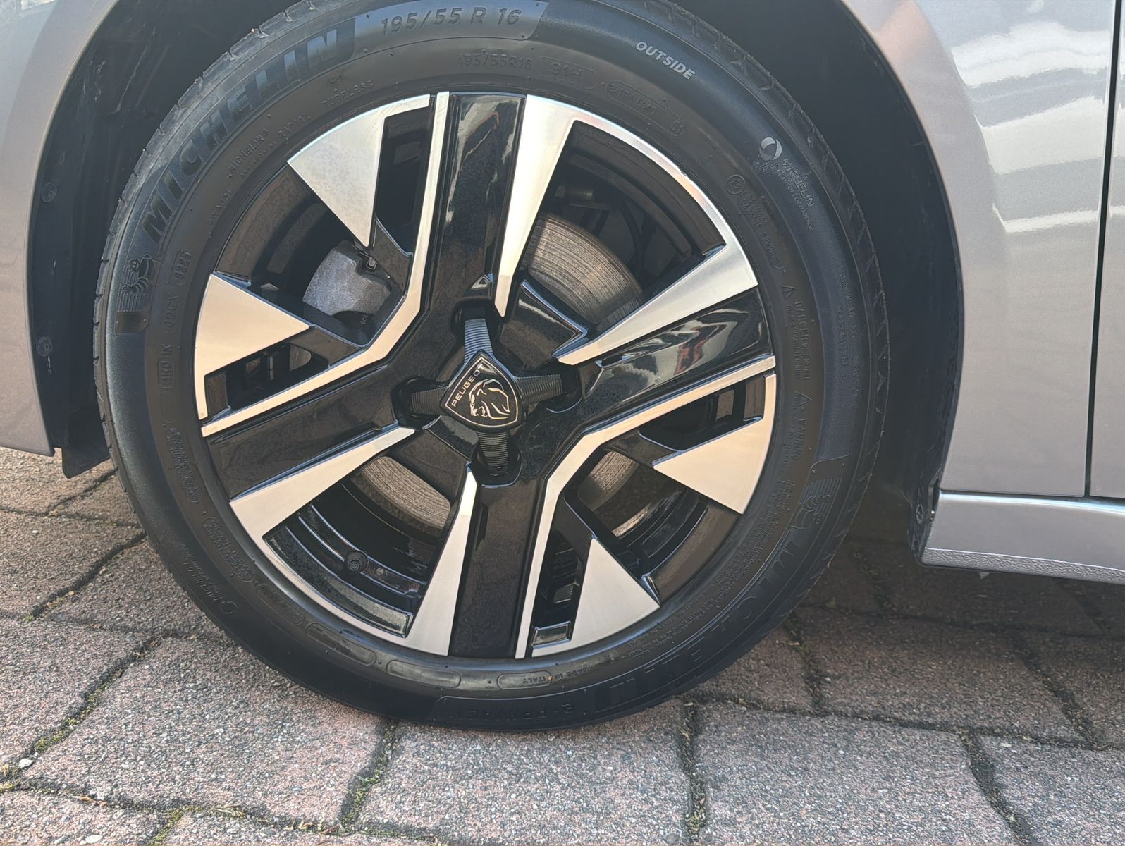 Fahrzeugabbildung Peugeot 208 Hybrid 110 Allure - Automatik
