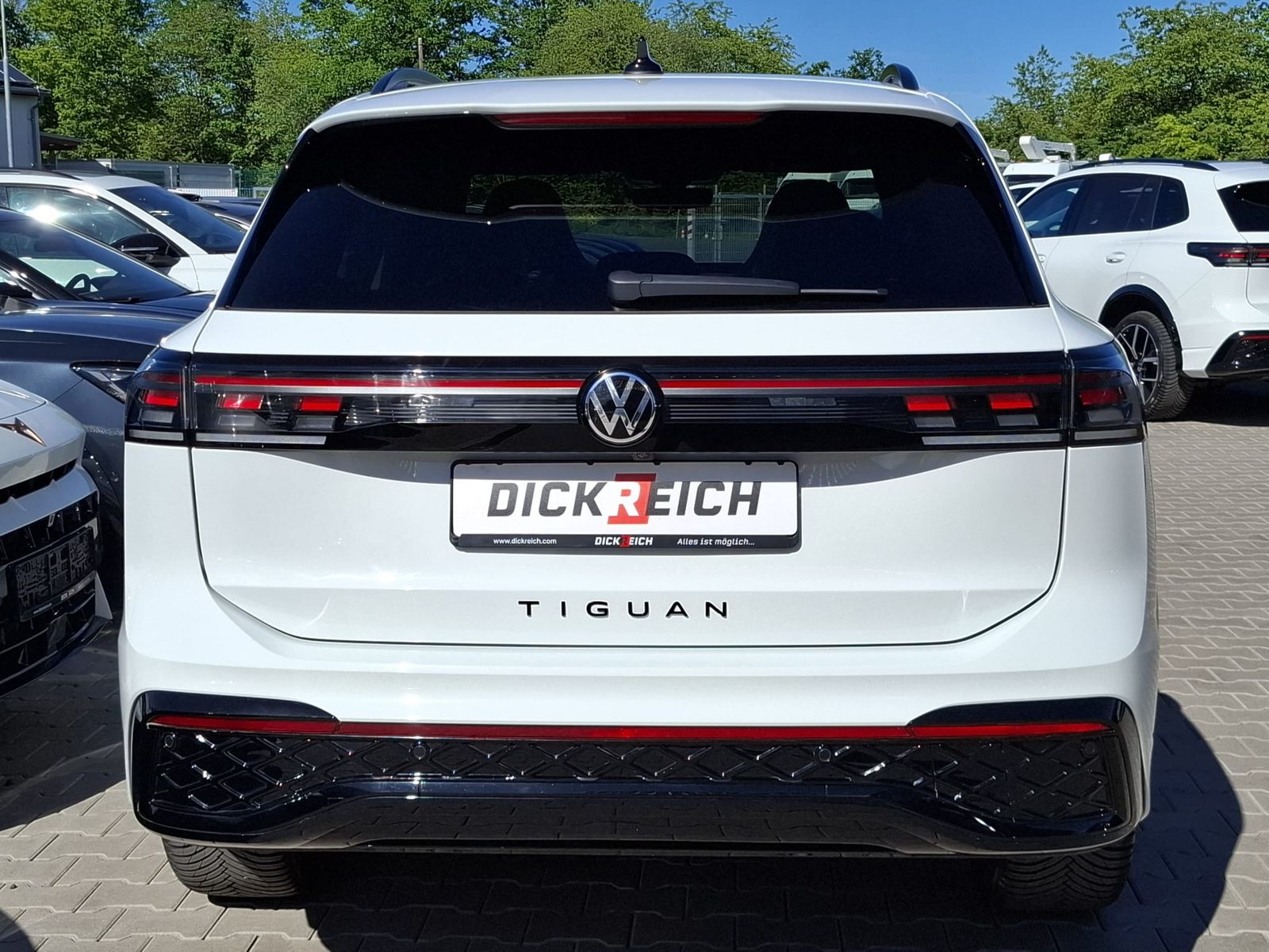 Fahrzeugabbildung Volkswagen Tiguan 2.0 TDI 4M R-Line BLACK*PAN*HK*AHK*MATRIX