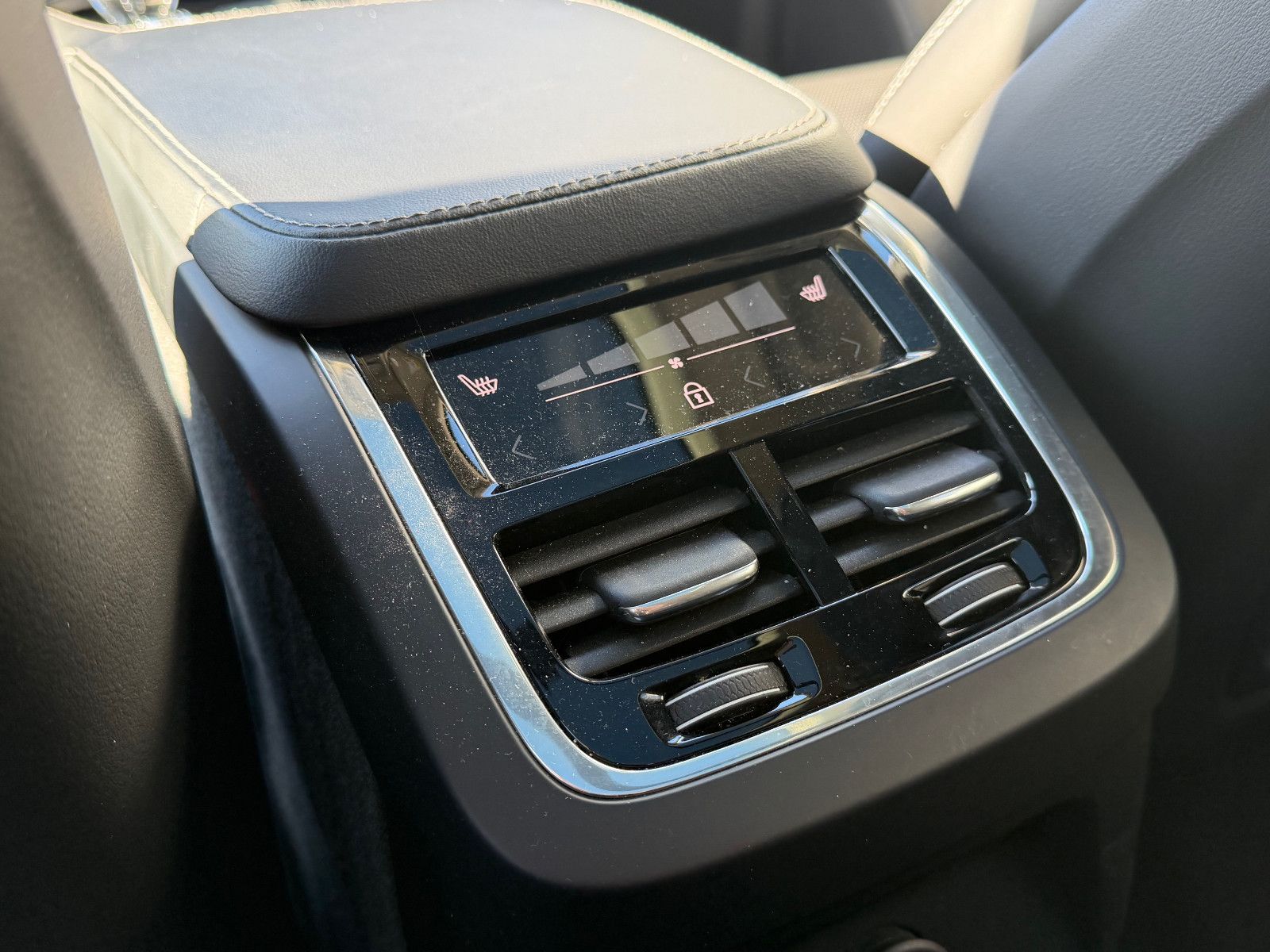 Fahrzeugabbildung Volvo XC90 T8 AWD Ultimate Dark*LUFT*AHK*360°*Massage*
