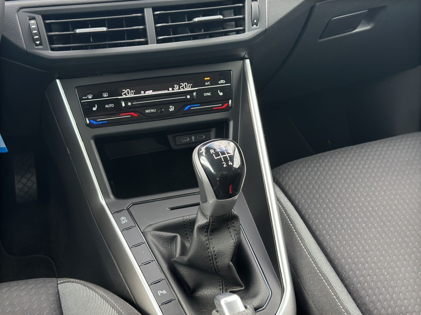 Fahrzeugabbildung Volkswagen Taigo Life 1,99% LED NAVI AID PDC SHZ
