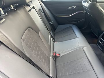 BMW 320d xDrive A Sport Line DAB LED WLAN RFK Shz