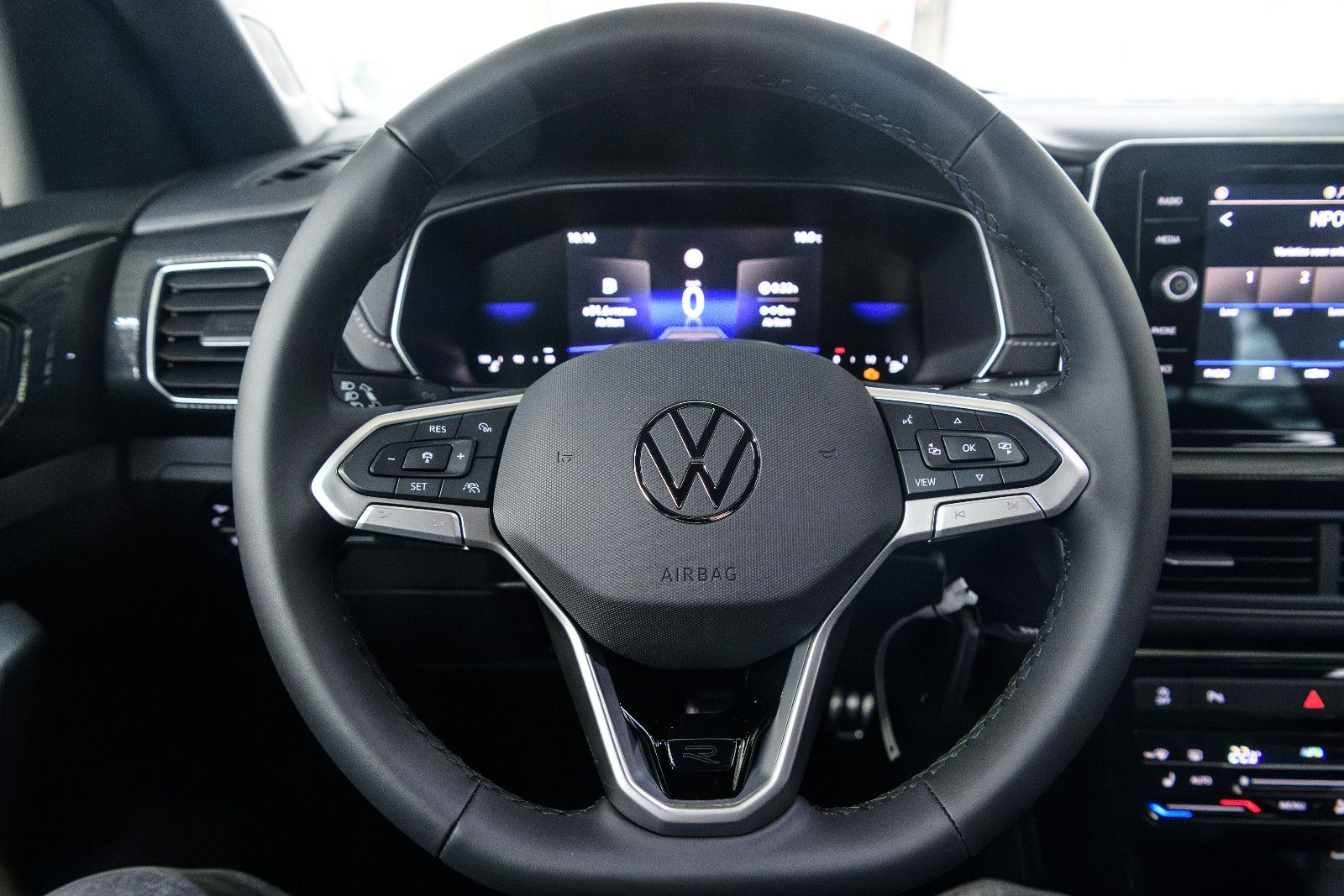 Fahrzeugabbildung Volkswagen T-Cross 1.0 TSI R-Line+DSG+Kamera+AHK+GJ-Reifen