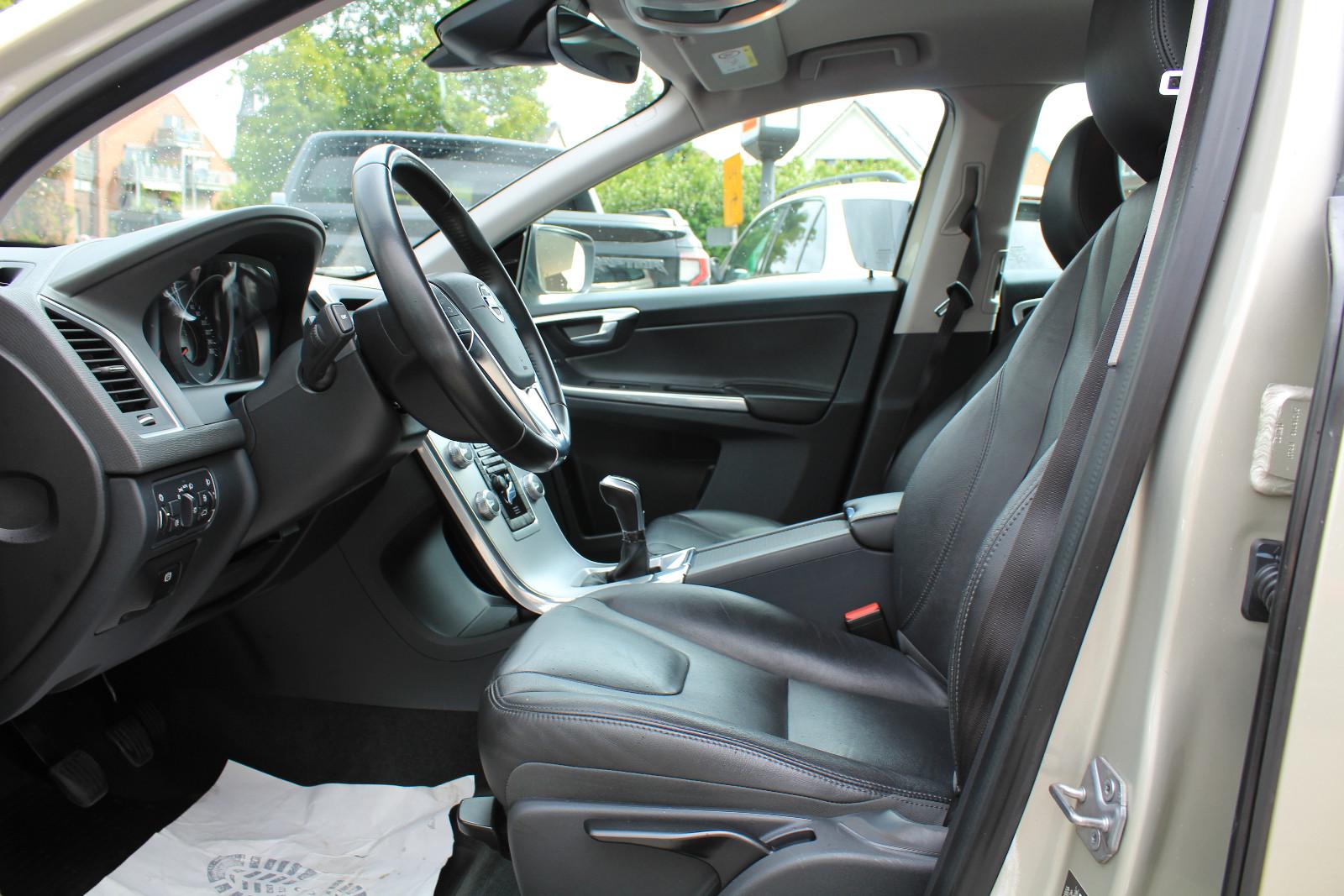 Volvo XC60 D3 Momentum Geartronic+SENSUS+LEDER+PDC+AHK