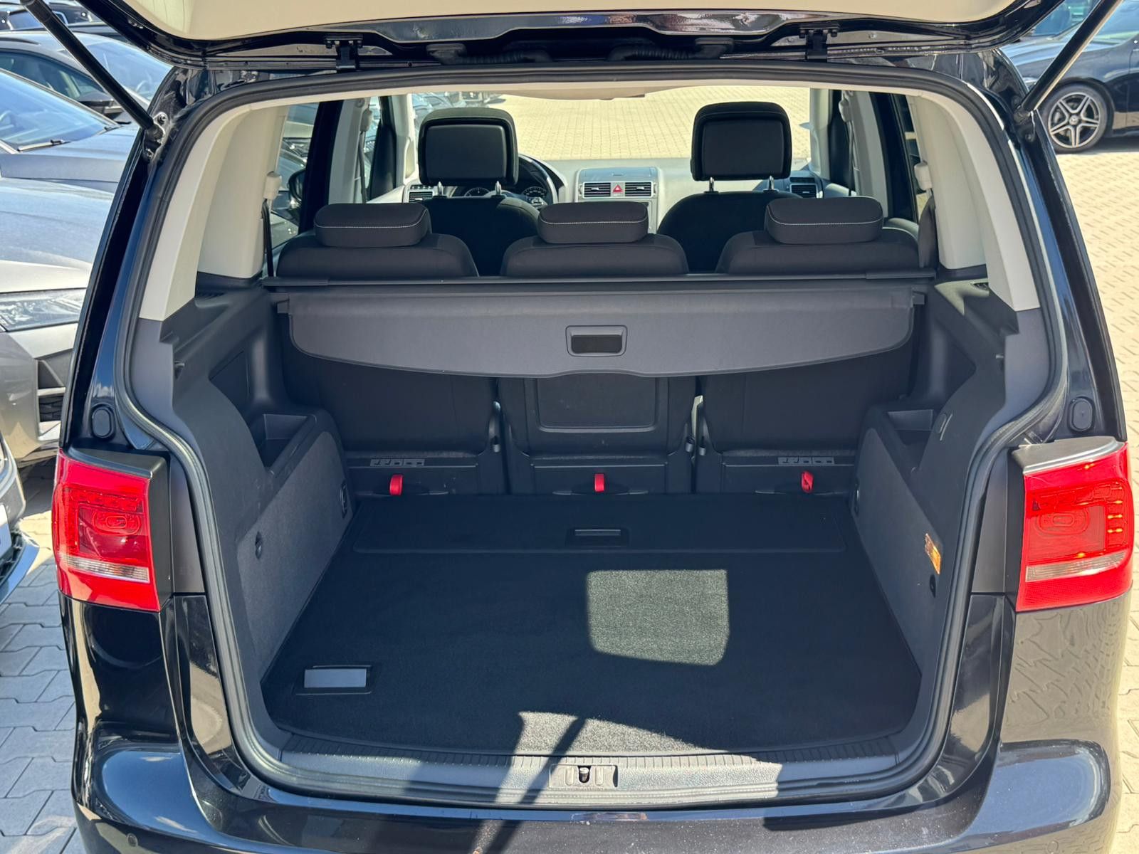 Fahrzeugabbildung Volkswagen Touran 2.0 TDI Cup PANO*BI-XENON*KLIMA*PDC*SHZ