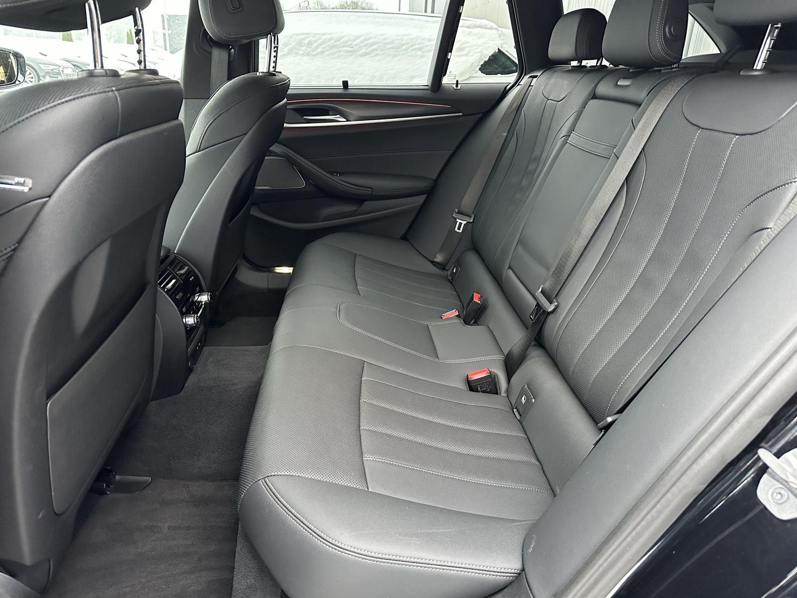 Fahrzeugabbildung BMW 530i Touring M-Sport NAV+LED+AHK+KAM+H&K+20ZO+VC