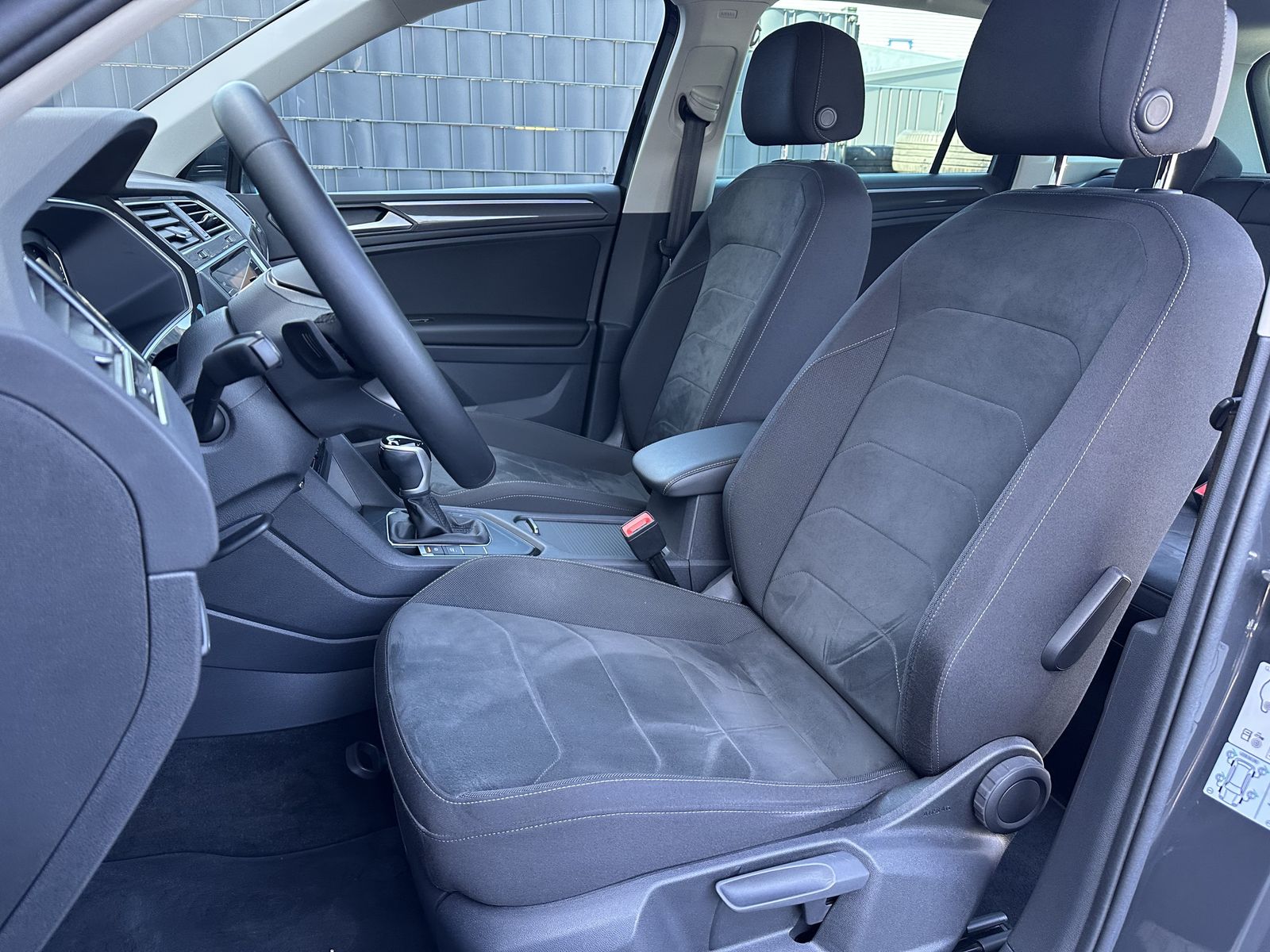 Fahrzeugabbildung Volkswagen Tiguan 2.0 TDI DSG Elegance NAV+LED+ACC+AHK+SHZ