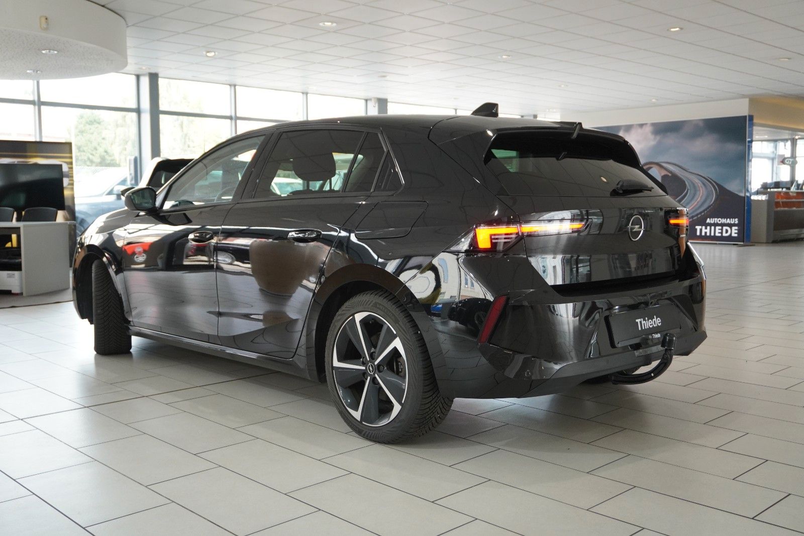 Fahrzeugabbildung Opel Astra L Lim. 1.6 HYBRID EDITION NAVI/KAMERA/AHK