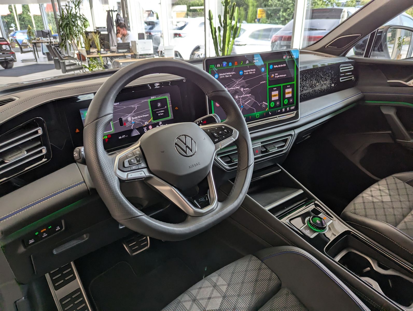Photo du véhicule Volkswagen Tiguan 2.0TDI R-Line 4M Pano Black AHK Matrix 20