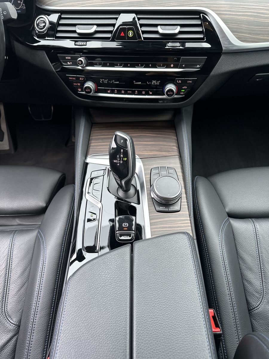 Fahrzeugabbildung BMW 530e Touring xDrive M-Sport NAV+LED+AHK+HEAD-UP