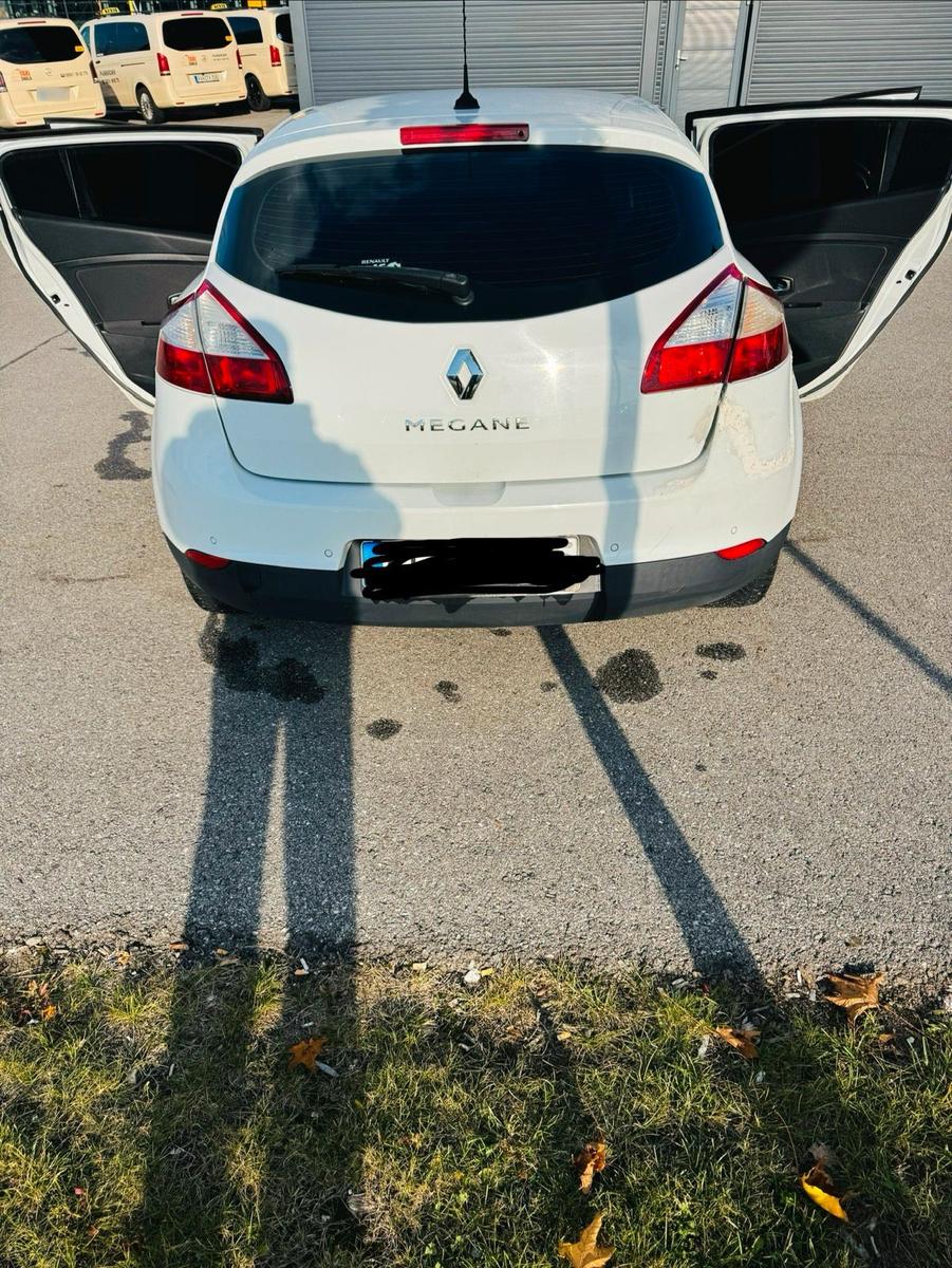 Renault Megane 2011 — rear view