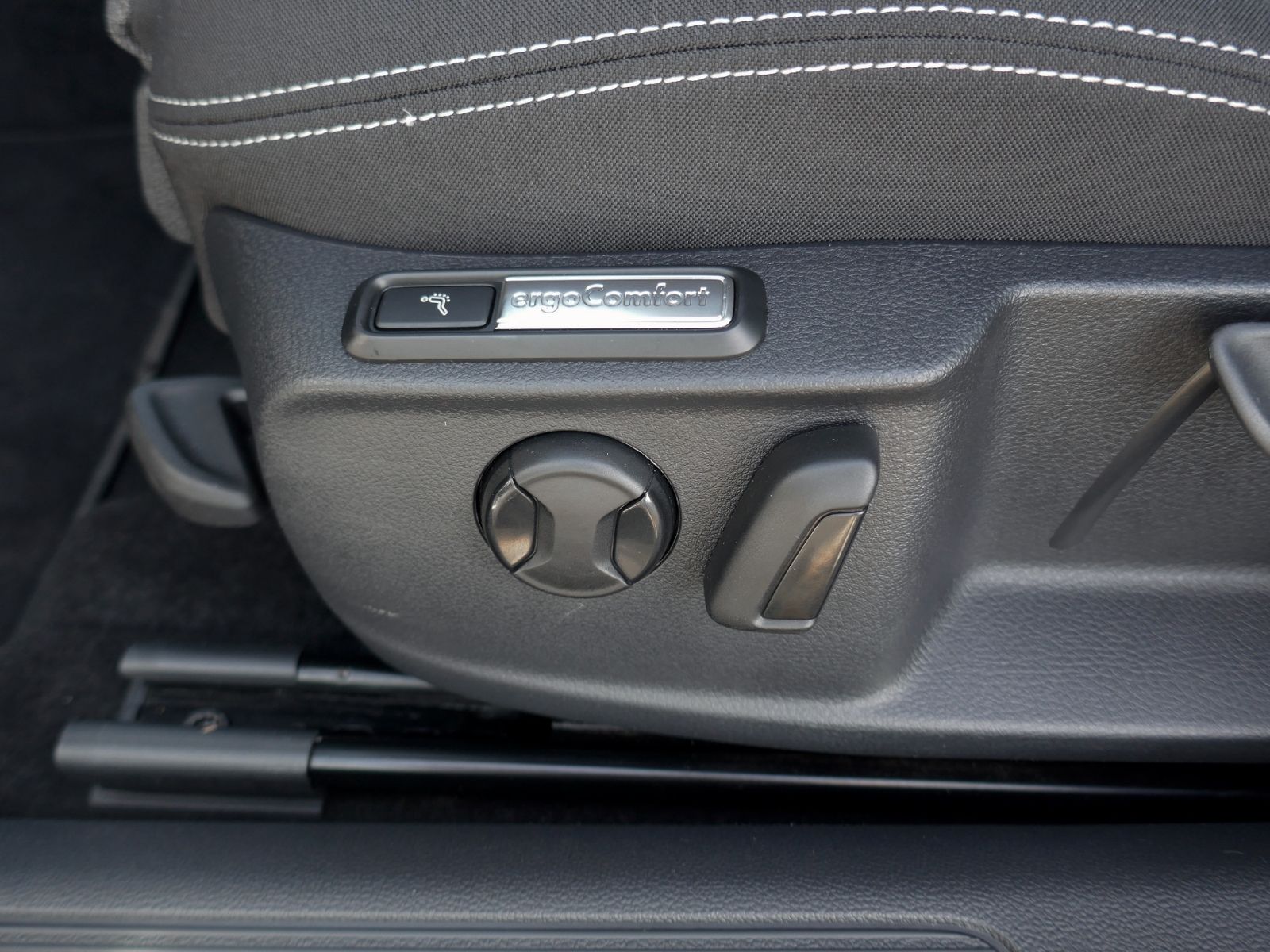 Fahrzeugabbildung Volkswagen Passat Variant Business 1.5 TSI DSG LED AHK RFK