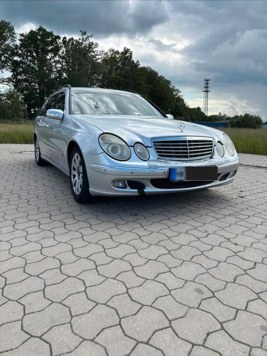 Mercedes-Benz E220 2005 — rear view