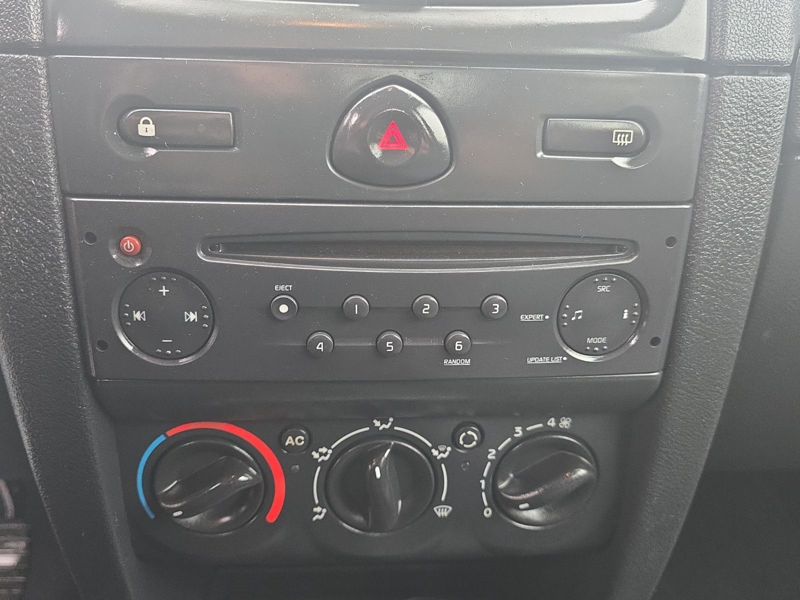 Fahrzeugabbildung Renault Clio II Campus+NUR 61 KM+ALWETTERREIFEN+TÜV NEU