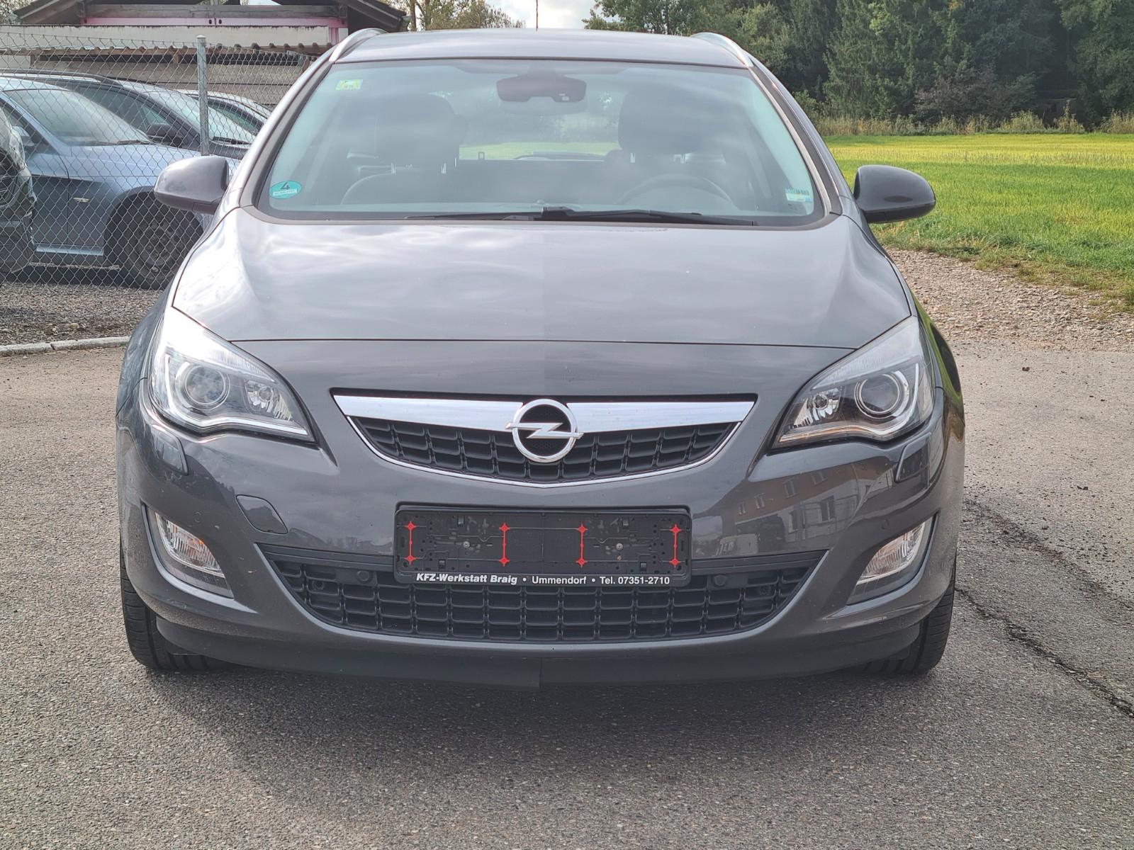 Opel Astra 2011 — interior