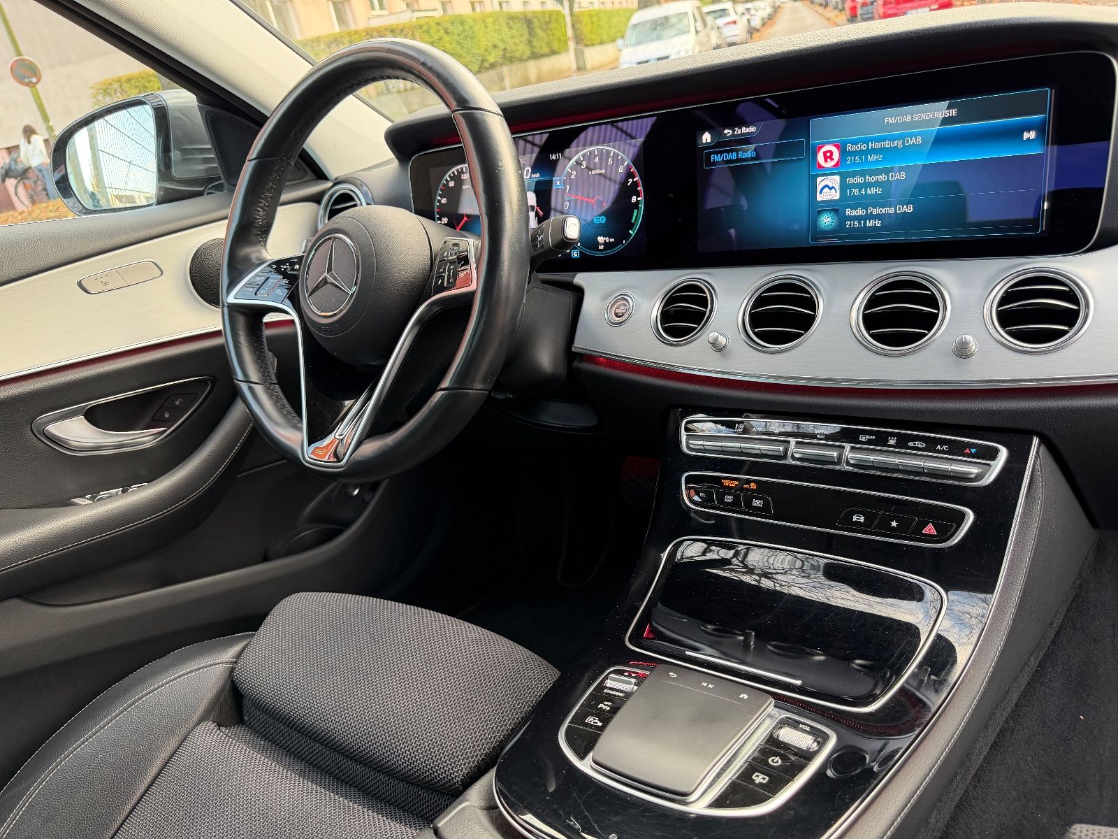 Fahrzeugabbildung Mercedes-Benz E 300e Avantgarde 4Matic*LED*KAMERA*TEILLEDER*