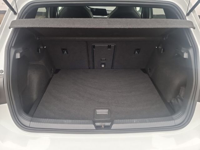 Fahrzeugabbildung Volkswagen Golf VIII 1.5 TSI R-LINE BLACK STYLE PANO NAVI K