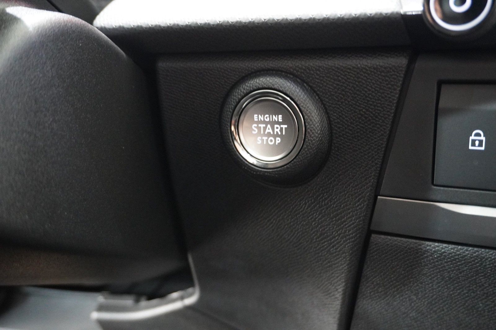 Fahrzeugabbildung Opel Astra L Lim. 1.6 HYBRID ELEGANCE NAVI/LED/KAMERA