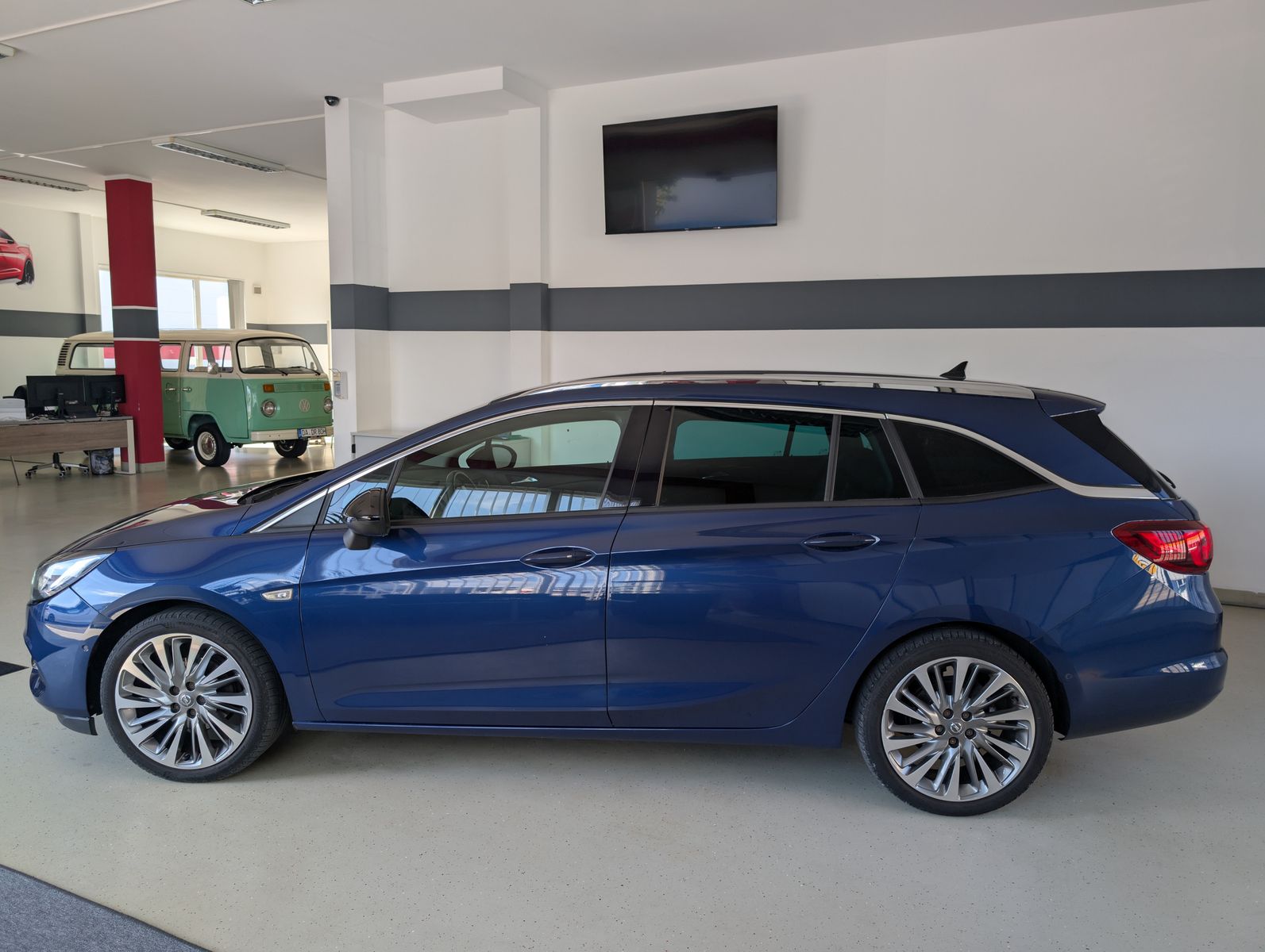 Fahrzeugabbildung Opel Astra Elegance PANORAMA LEDER MASSAGE MEMO 18"