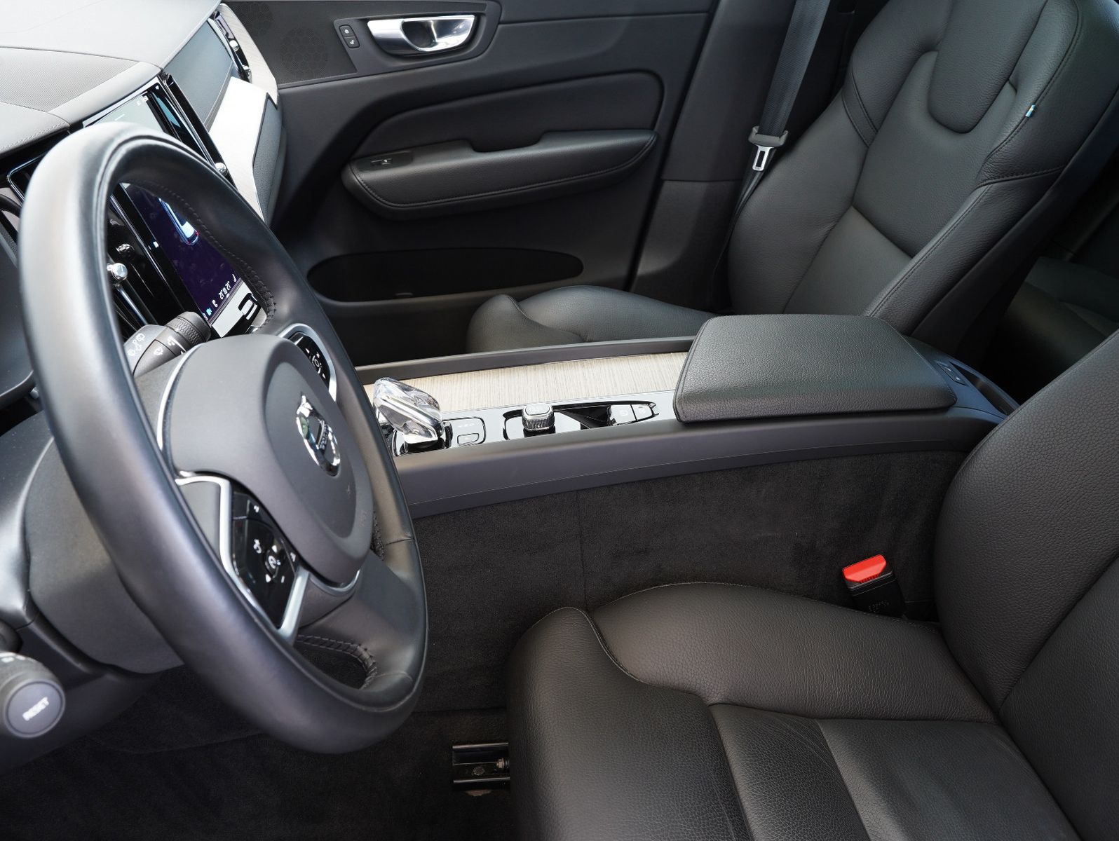 Fahrzeugabbildung Volvo XC60 B4 D AWD Inscription LED/GOOGLE/PANO/AHK