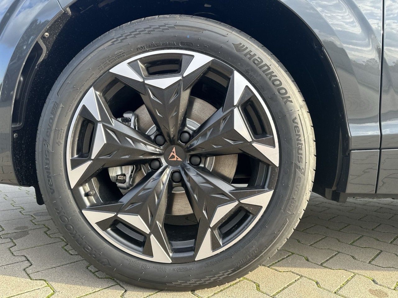 Fahrzeugabbildung CUPRA Terramar 1.5 e-HYBRID 204 PS 6-Gang-DSG - mit KI generiert/bearbeitet