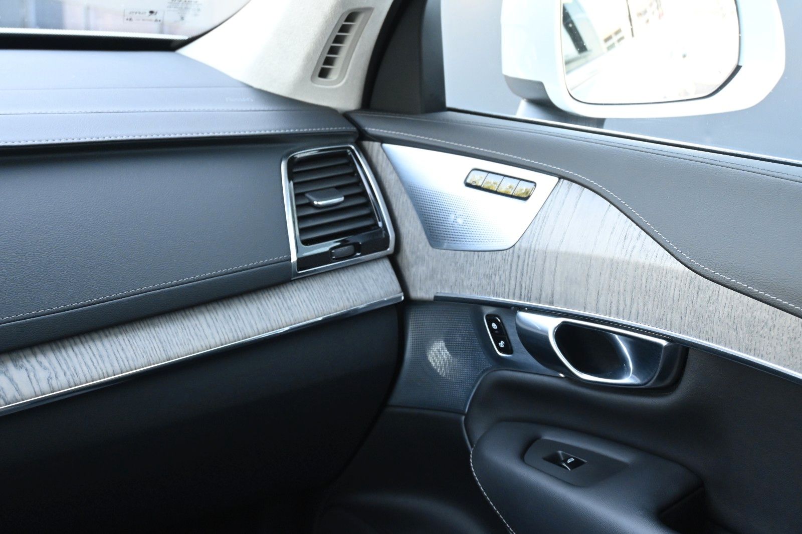 Fahrzeugabbildung Volvo XC90 B5 AWD Ultimate Bright*LED*PANO*LUFT*STHZ