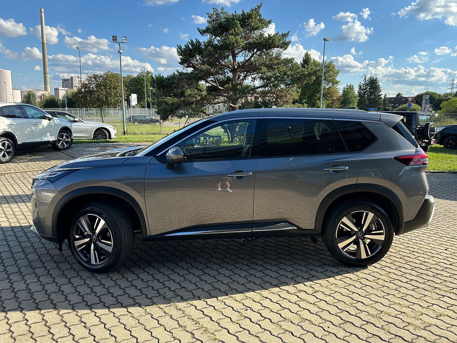 Fahrzeugabbildung Nissan X-Trail 1.5 VC-T Tekna NAVI+ProP+HUD+360°+SH+AHK
