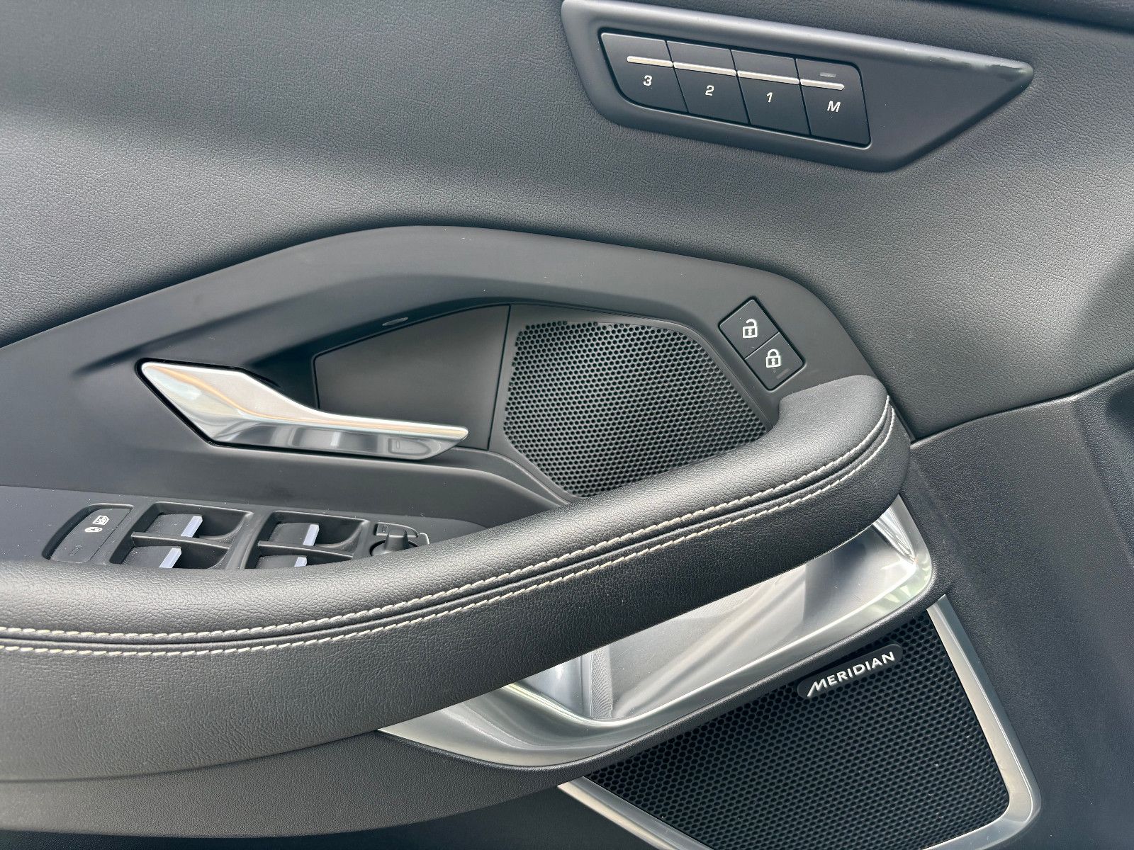 Fahrzeugabbildung Jaguar E-PACE R-Dynamic/AWD/PANORAMA/KAMERA/MERIDIAN