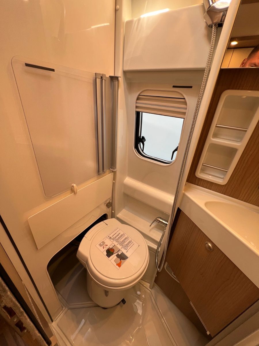 Fahrzeugabbildung Malibu Van first class - two rooms GT skyview 640 LE RB