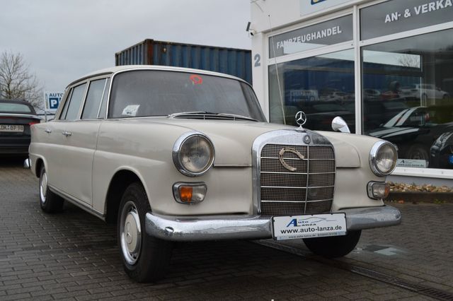 Mercedes-Benz 200 W110 Heckflosse