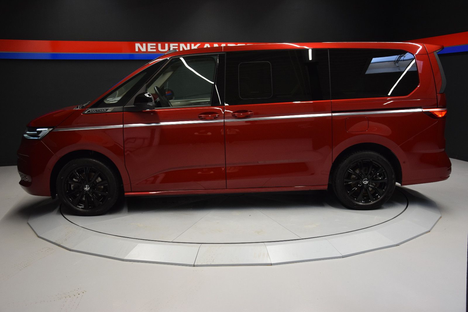 Fahrzeugabbildung Volkswagen T7 Multivan ACC DCC AHK HuD Pano Harman Kardon