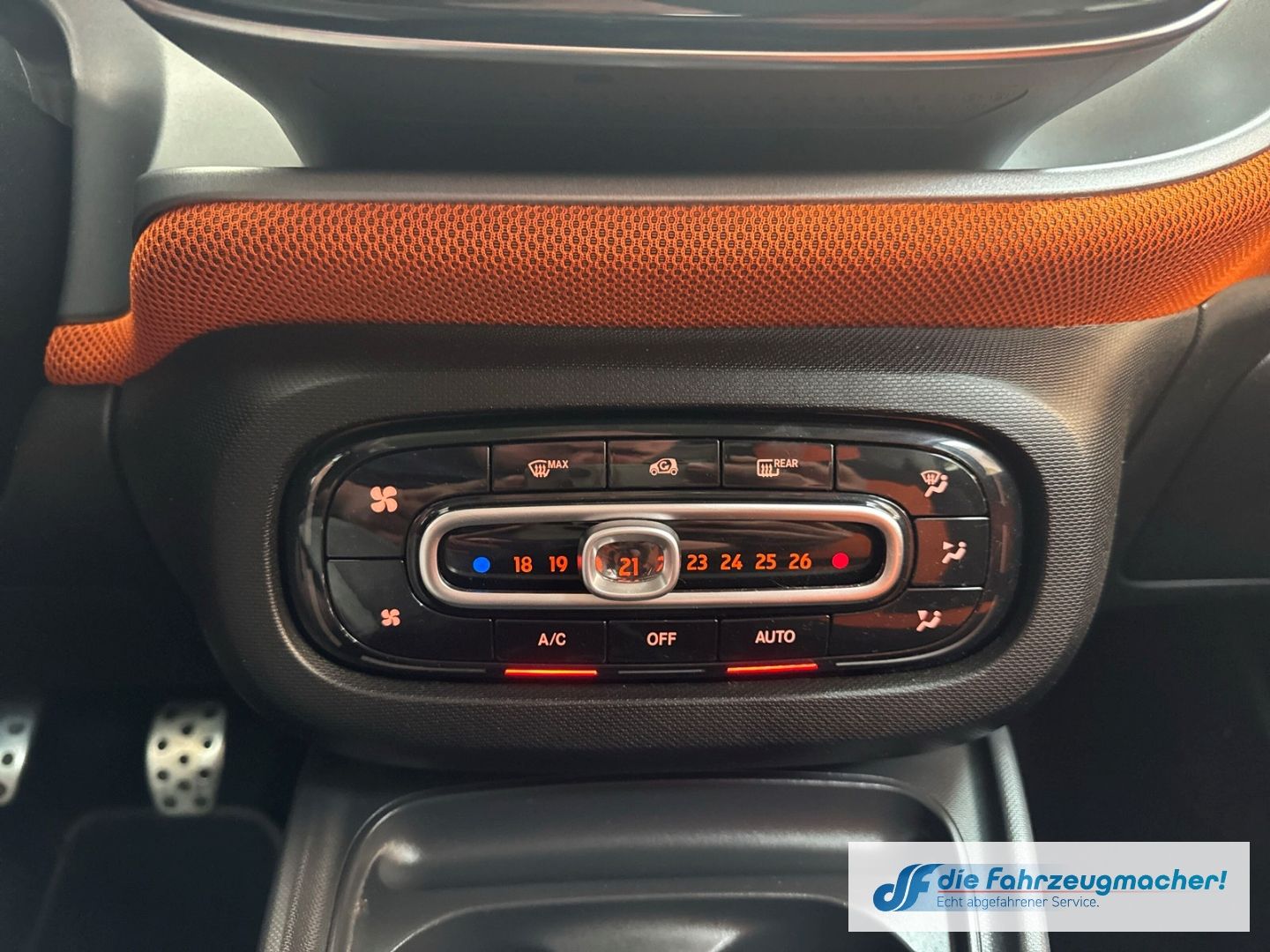 Fahrzeugabbildung Smart fortwo coupe Basis 52 kW Panorama Navi Klimaauto