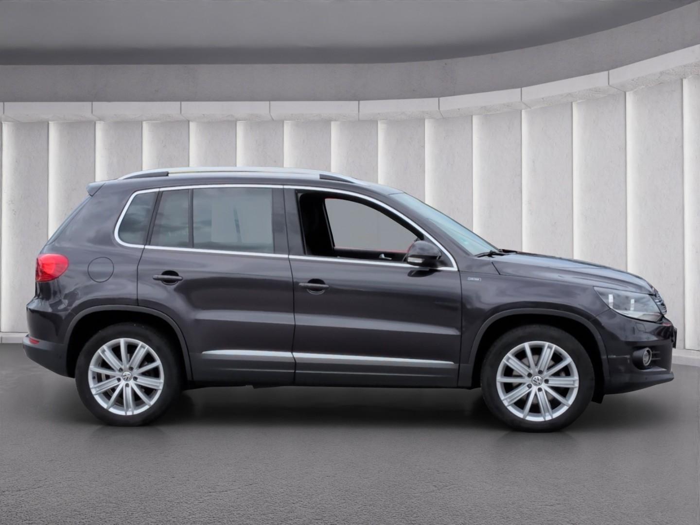 Volkswagen Tiguan LOUNGE 1.4TSI*DSG AHK Navi R-Kam SHZ 18*