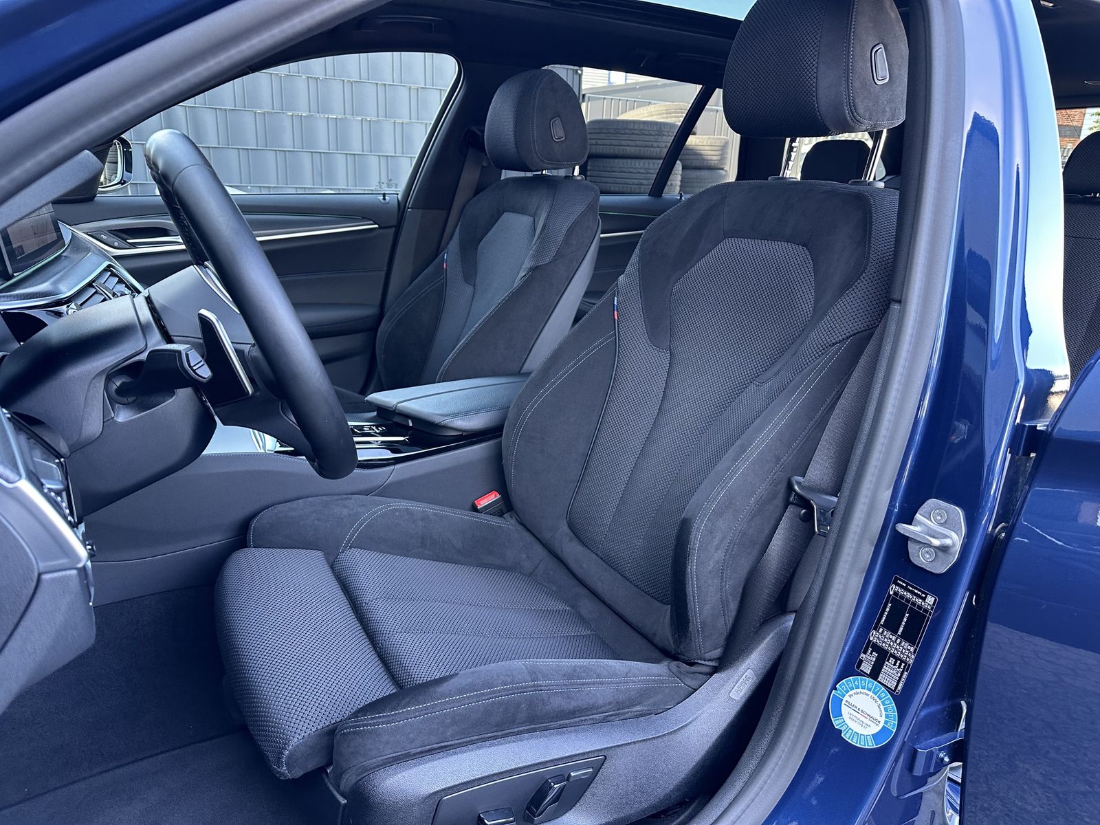 Fahrzeugabbildung BMW 520d Touring M-Sport NAV+LED+PANO+KAMERA+19ZOLL