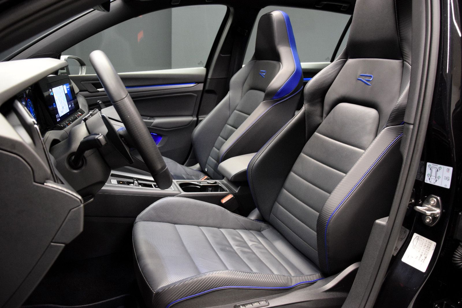 Fahrzeugabbildung Volkswagen Golf VIII Variant R 4Motion Pano ACC Sitzbel.