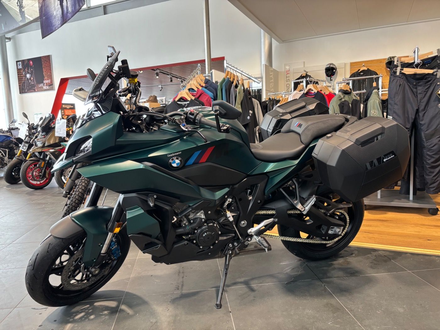 Fahrzeugabbildung BMW M 1000 XR mit Seitenkoffer