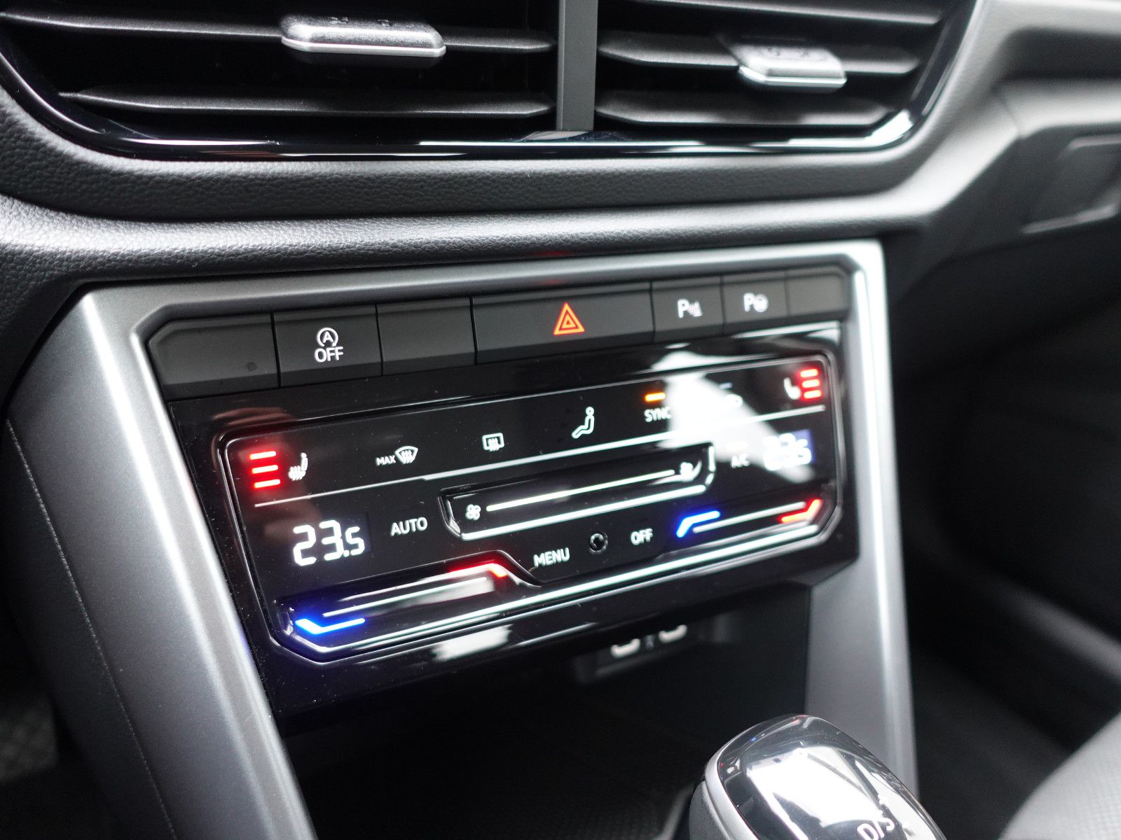 Fahrzeugabbildung Volkswagen T-Roc Life 1.5TSI DSG,Navi,AHK,Allwetter,Sitzhzg