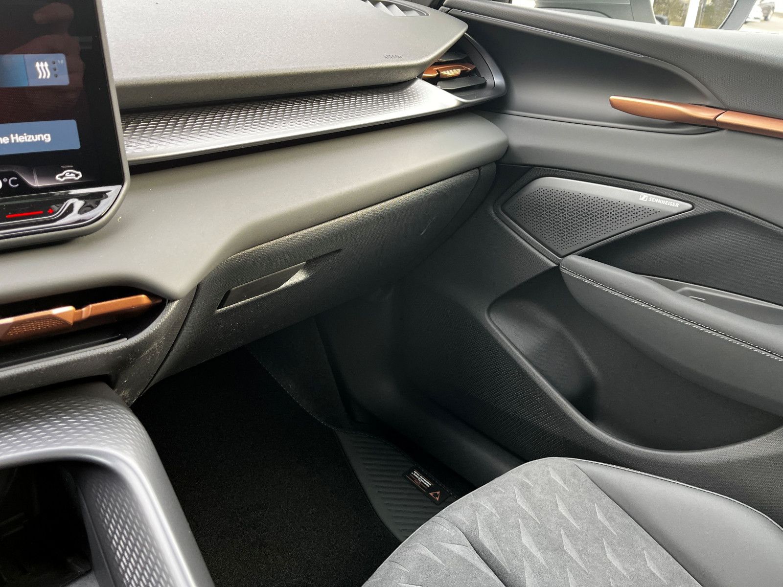 Fahrzeugabbildung CUPRA Terramar 2.0 TSI 4Drive VZ AHK PANO 20" SENN HUP