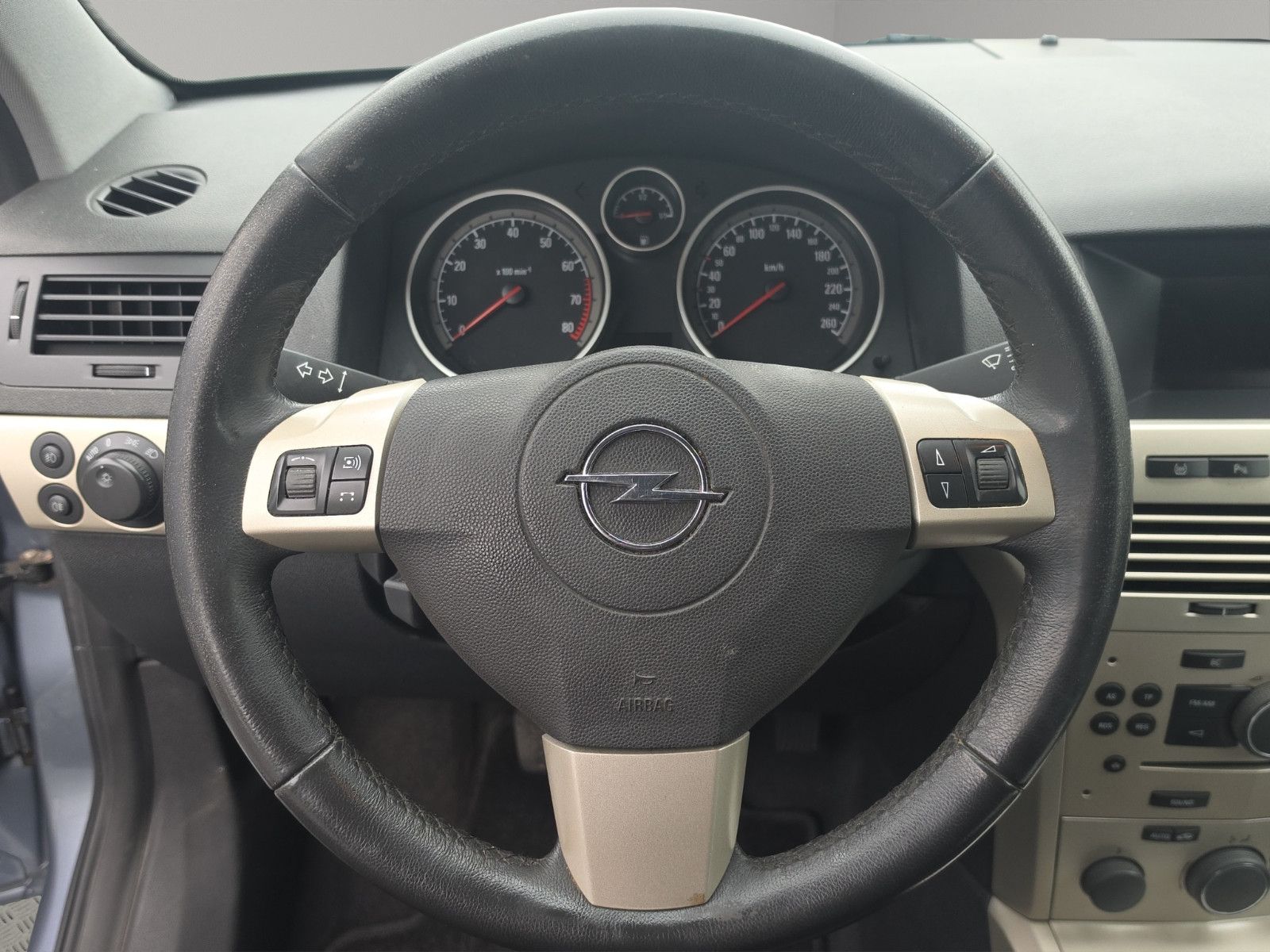 Fahrzeugabbildung Opel Astra H GTC Innovation TEMPOMAT KLIMA PDC