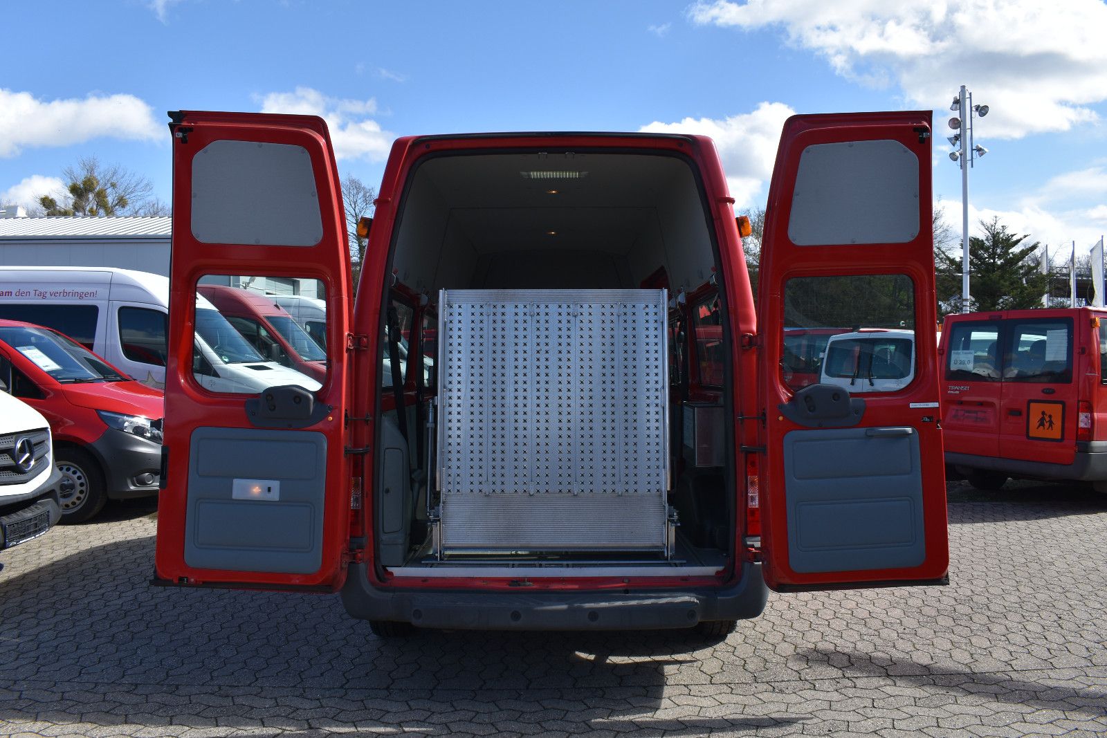 Fahrzeugabbildung Ford Transit Kombi FT 300 L Behindertengerecht #1399